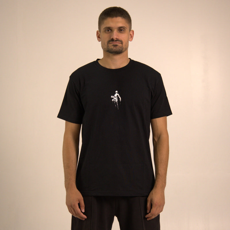 Model wearing simplistic t-shirt